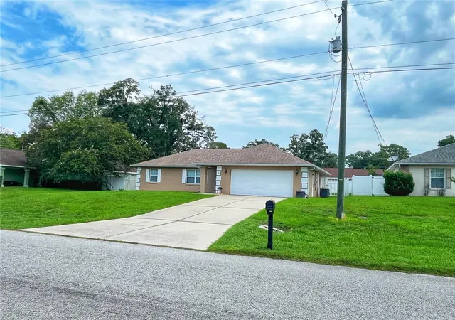 Photo 2 of Single family home for sale at 3201 NE 42nd Place, Ocala, FL 34479 | MLS# G5116014 | Listing updated on 2026-08-05