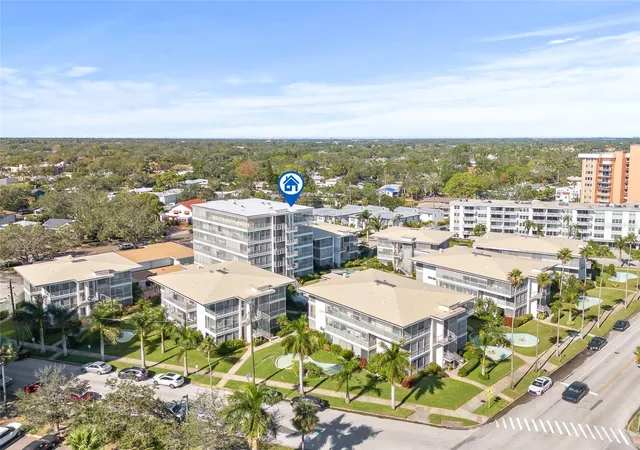 Listing Photo 4 - Condo for sale in building located at 1012 N Shore Dr Ne, St. Petersburg, FL 33701 - Unit #14