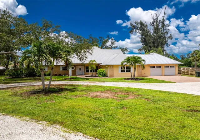 2nd image of 200 S Oxford Dr, Englewood, FL 34223 | MLS# D6148291