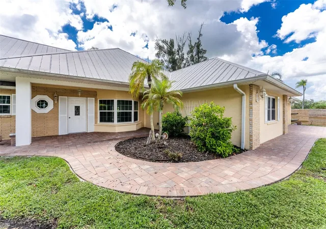 3rd image of 200 S Oxford Dr, Englewood, FL 34223 | MLS# D6148291