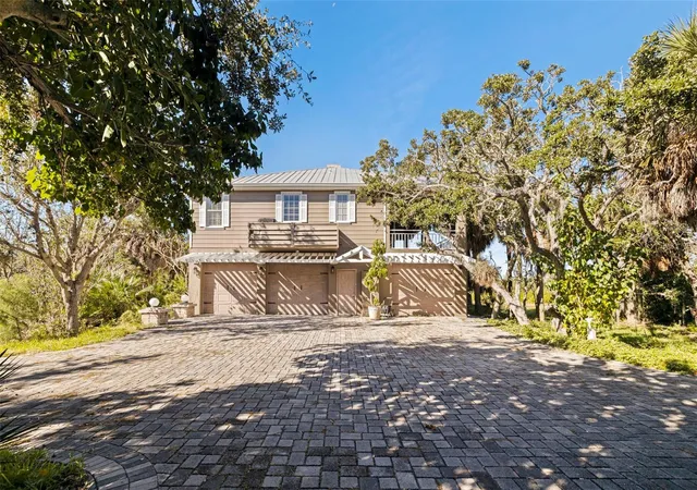 Photo 4 of Single family home for sale at 2000 Bayview Dr, Saint Petersburg, FL 33715 | MLS# TB8535815 | Listing updated on 2026-08-06