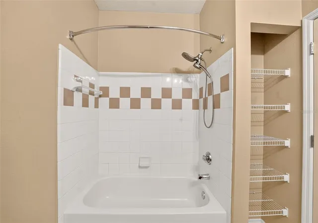 2nd image of 1185 Sw 9Th Rd, GAINESVILLE, FL 32601