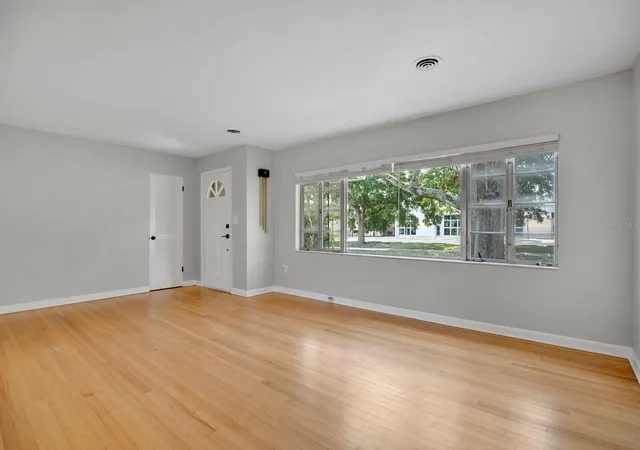 Photo 3 of Single family home for sale at 1427 Bryn Mawr St, Orlando, FL 32804 | MLS# O6430700 | Listing updated on 2026-10-05
