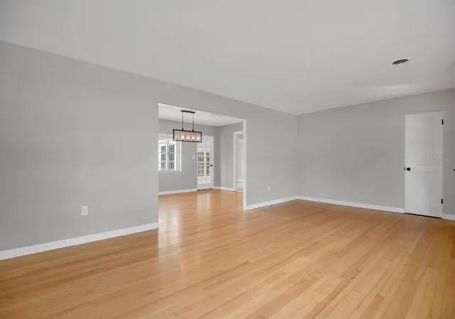 Photo 4 of Single family home for sale at 1427 Bryn Mawr St, Orlando, FL 32804 | MLS# O6430700 | Listing updated on 2026-10-05