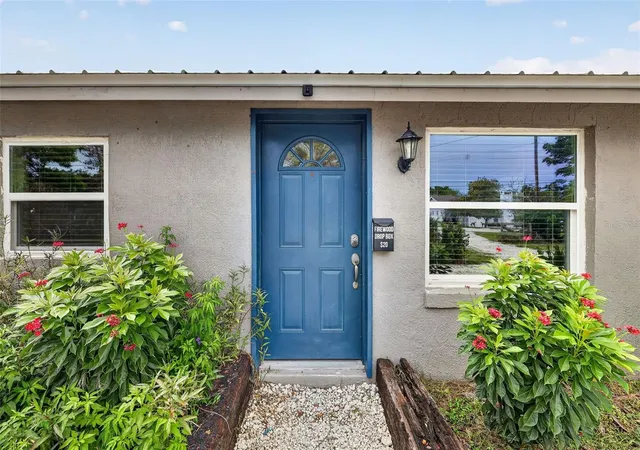 Photo 2 of Single family home for sale at 1111 Dora Ave, Tavares, FL 32778 | MLS# O6430713 | Listing updated on 2026-10-08