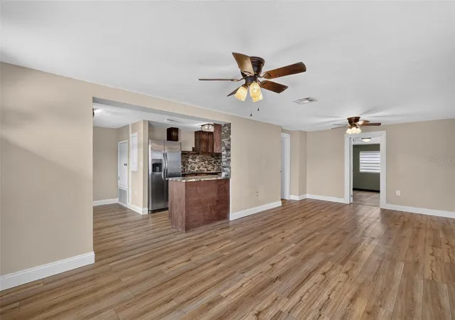 Photo 4 of Single family home for sale at 1111 Dora Ave, Tavares, FL 32778 | MLS# O6430713 | Listing updated on 2026-10-08
