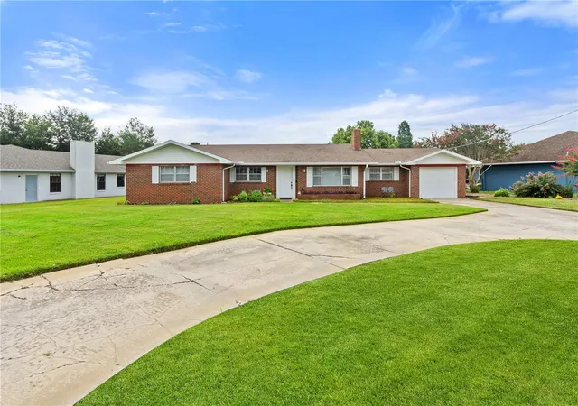 Photo 3 of Single family home for sale at 404 Coleman Dr, Winter Haven, FL 33884 | MLS# B4902319 | Listing updated on 2026-09-13