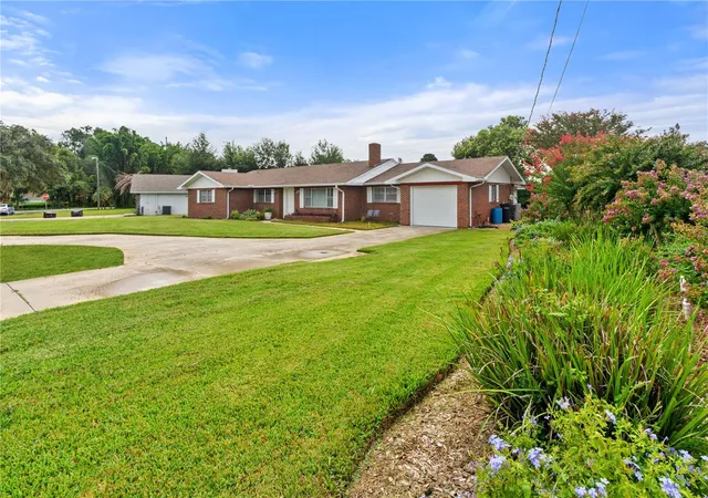 Photo 3 of Single family home for sale at 404 Coleman Dr, Winter Haven, FL 33884 | MLS# B4902319 | Listing updated on 2026-09-13