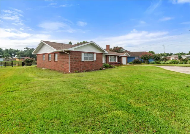 Photo 4 of Single family home for sale at 404 Coleman Dr, Winter Haven, FL 33884 | MLS# B4902319 | Listing updated on 2026-09-13