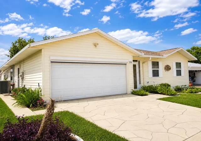 Photo 1 of Sale Pending at 2228 Grand Cypress Dr, Lakeland, FL 33810 | MLS# L4964020 | Listing updated on 2026-10-13