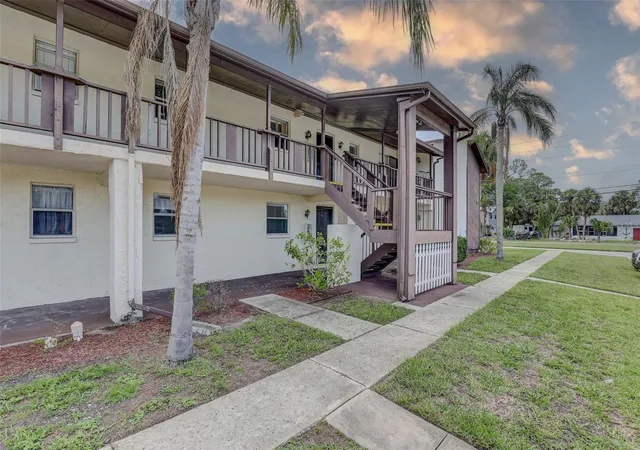 Listing Photo 4 - Condo for sale in building located at 8440 Old Post Rd, PORT RICHEY, FL 34668 - Unit #104