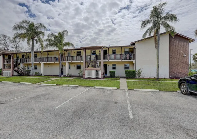 Listing Photo 5 - Condo for sale in building located at 8440 Old Post Rd, PORT RICHEY, FL 34668 - Unit #104