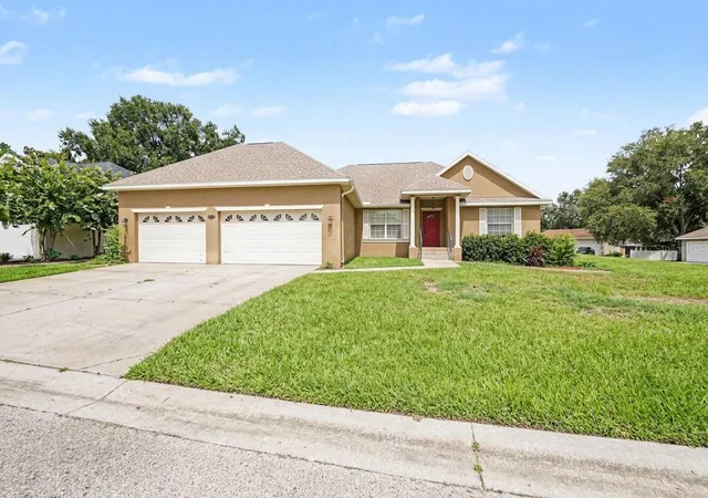 Photo 1 of Sale Pending at 7231 Remington Oaks Dr, Lakeland, FL 33810 | MLS# TB8535897 | Listing updated on 2026-10-07