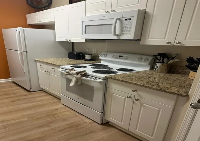 Photo 5 of Condo for sale at 8107 Coconut Palm Way #201, Kissimmee, FL 34747 | MLS# R4911752 | Listing updated on 2026-08-07