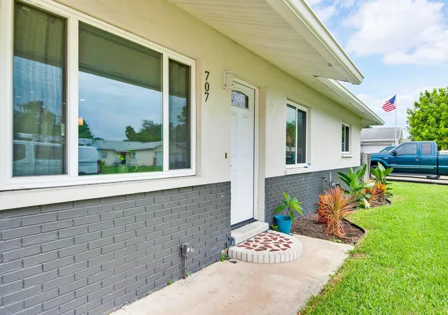 2nd image of 707 65th Avenue Dr W, Bradenton, FL 34207 | MLS# A4702096