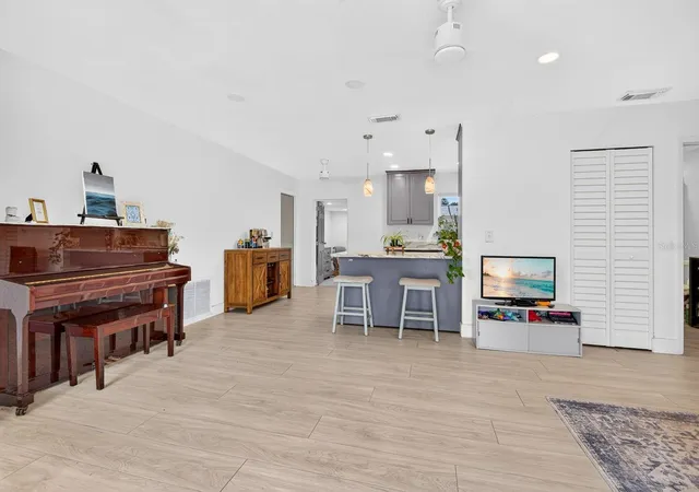 5th image of 707 65Th Avenue Dr W, Bradenton, FL 34207 | MLS# A4702096