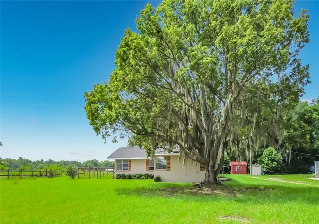 Photo 3 of Single family home for sale at 11900 SE Sunset Harbor Rd, Weirsdale, FL 32195 | MLS# OM729787 | Listing updated on 2026-08-27