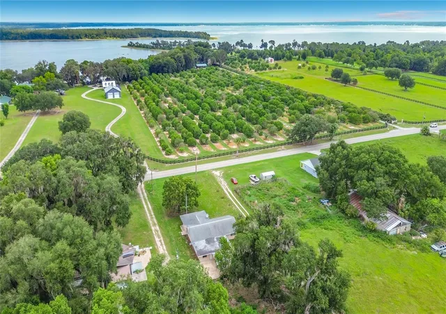 Photo 4 of Single family home for sale at 11900 SE Sunset Harbor Rd, Weirsdale, FL 32195 | MLS# OM729787 | Listing updated on 2026-08-27