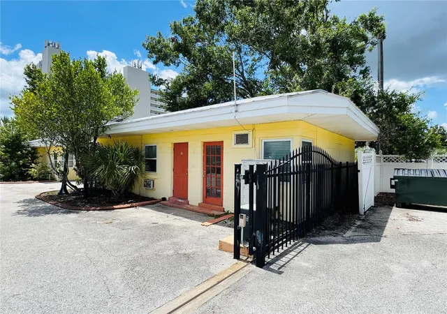 3rd image of 2121 Lakeview Dr, Sebring, FL 33870 | MLS# L4964041