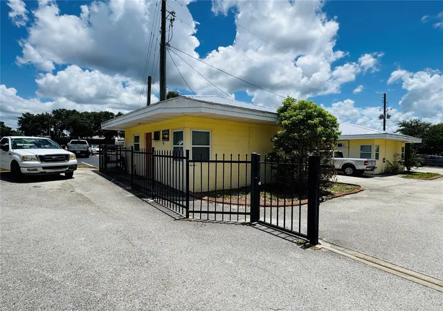 4th image of 2121 Lakeview Dr, Sebring, FL 33870 | MLS# L4964041