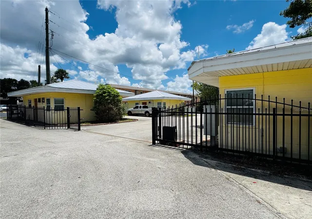 5th image of 2121 Lakeview Dr, Sebring, FL 33870 | MLS# L4964041