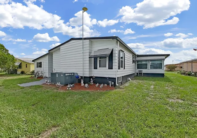 Photo 4 of Manufactured home for sale at 5022 Foxwood Blvd, Lakeland, FL 33810 | MLS# P4939516 | Listing updated on 2026-10-15