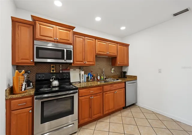 Photo 3 of Single family home for sale at 1542 Lakeview Rd, Clearwater, FL 33756 | MLS# TB8536126 | Listing updated on 2026-09-12