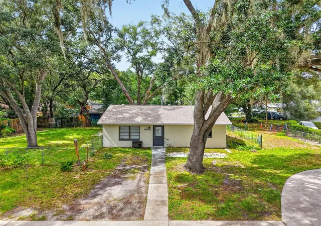 Photo 3 of Single family home for sale at 1454 Howard St, Groveland, FL 34736 | MLS# G5116092 | Listing updated on 2026-08-29