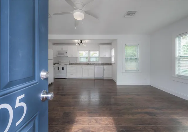 4th image of 405 E Cayuga St, Tampa, FL 33603 | MLS# TB8536201