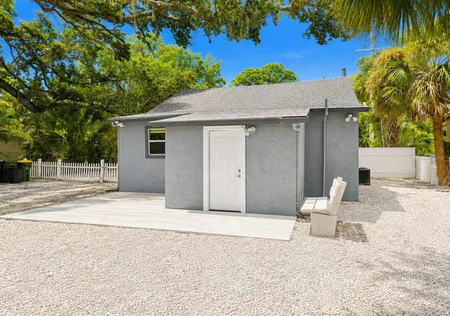 3rd image of 1235 32Nd St, Sarasota, FL 34234 | MLS# A4702166