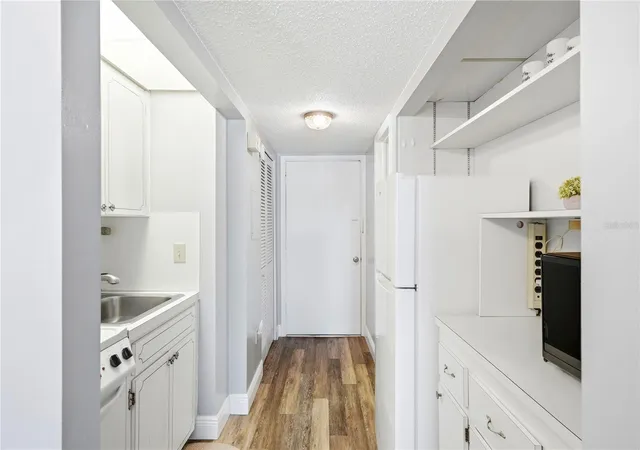 3rd image of 4725 Cove Cir #306, Saint Petersburg, FL 33708 | MLS# TB8536268