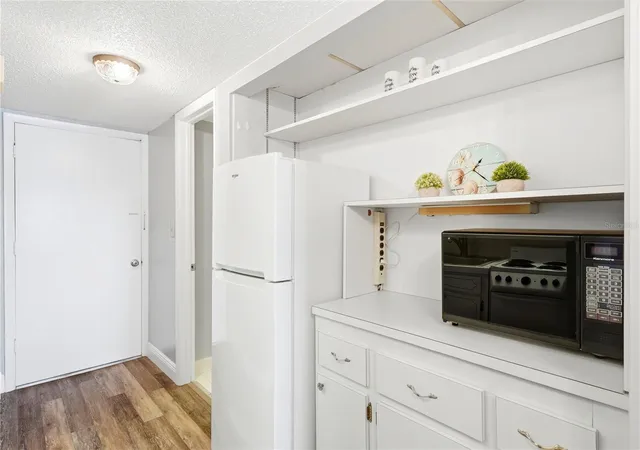4th image of 4725 Cove Cir #306, Saint Petersburg, FL 33708 | MLS# TB8536268
