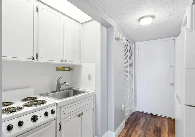 5th image of 4725 Cove Cir #306, Saint Petersburg, FL 33708 | MLS# TB8536268
