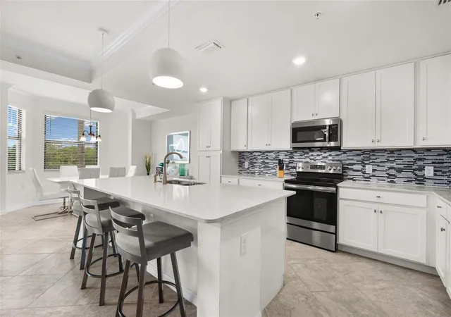 Listing Photo 5 - Condo for sale in building located at 17510 Gawthrop Dr, LAKEWOOD RANCH, FL 34211 - Unit #302
