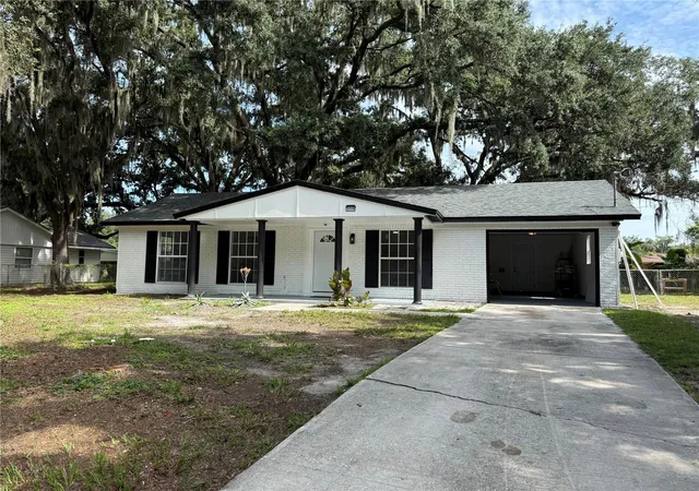 Photo 3 of Single family home for sale at 3008 Oakview Ln, Plant City, FL 33566 | MLS# TB8536349 | Listing updated on 2026-10-03