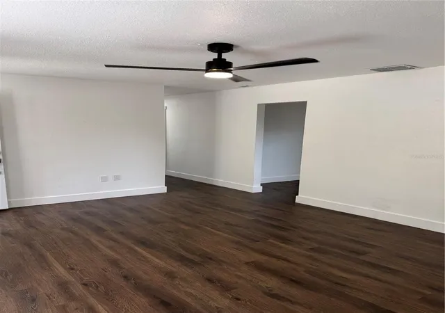 Photo 4 of Single family home for sale at 3008 Oakview Ln, Plant City, FL 33566 | MLS# TB8536349 | Listing updated on 2026-10-03