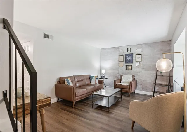 Listing Photo 4 - Condo for sale in building located at 820 Park Lake Cir, MAITLAND, FL 32751 - Unit #11