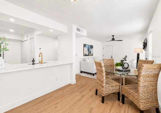 5th image of 2981 Bonaventure Cir, PALM HARBOR, FL 34684