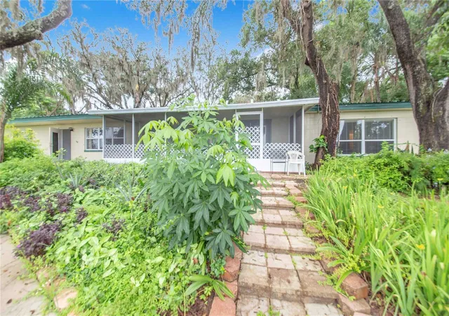 Photo 4 of Single family home for sale at 490 Twin Lakes Blvd, Lake Alfred, FL 33850 | MLS# P4939524 | Listing updated on 2026-09-21