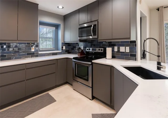 Photo 2 of Townhouse for sale at 528 Vincinda Crest Wy, Tampa, FL 33619 | MLS# TB8536557 | Listing updated on 2026-10-27