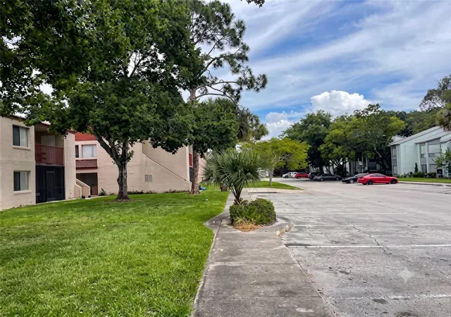 Listing Photo 4 - Condo for sale in building located at 4322 Lakeway Dr, ORLANDO, FL 32839 - Unit #13F