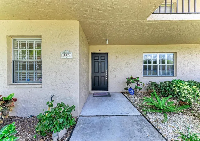 Listing Photo 2 - Condo for sale in building located at 6999 W Country Clb Dr N, SARASOTA, FL 34243 - Unit #123