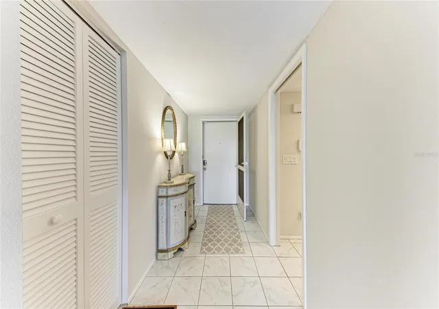 Listing Photo 5 - Condo for sale in building located at 6999 W Country Clb Dr N, SARASOTA, FL 34243 - Unit #123