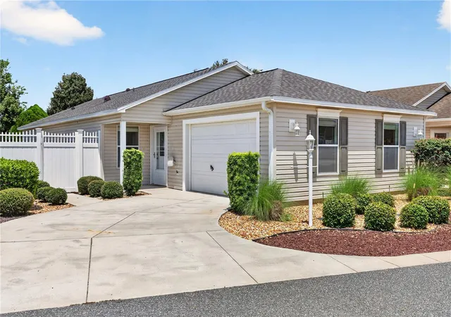 Photo 3 of Single family home for sale at 1933 Fiddlewood Pl, The Villages, FL 32162 | MLS# G5116159 | Listing updated on 2026-09-22