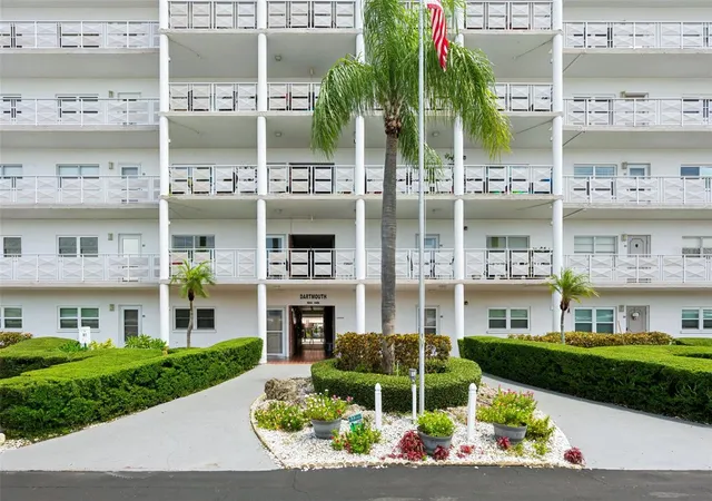2nd image of 5501 80th St N #402, Saint Petersburg, FL 33709 | MLS# FC320519