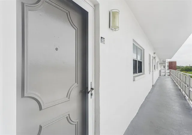 3rd image of 5501 80Th St N #402, Saint Petersburg, FL 33709 | MLS# FC320519