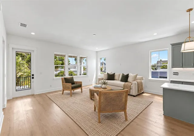 Photo 3 of Single family home for sale at 3534 Overlook Dr Ne, Saint Petersburg, FL 33703 | MLS# TB8536778 | Listing updated on 2026-10-05