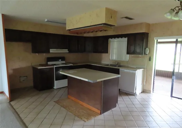 Photo 3 of Single family home for sale at 2016 Amesbury Dr, Auburndale, FL 33823 | MLS# TB8536944 | Listing updated on 2026-09-16