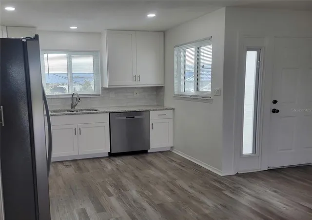Photo 4 of Condo for sale at 957 Sandpiper Cir #0, Bradenton, FL 34209 | MLS# A4702398 | Listing updated on 2026-08-11