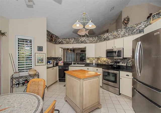 Photo 4 of House for sale at 1930 SE Clatter Brg Rd, Ocala, FL 34471 | MLS# OM729998 | Listing updated on 2026-09-20